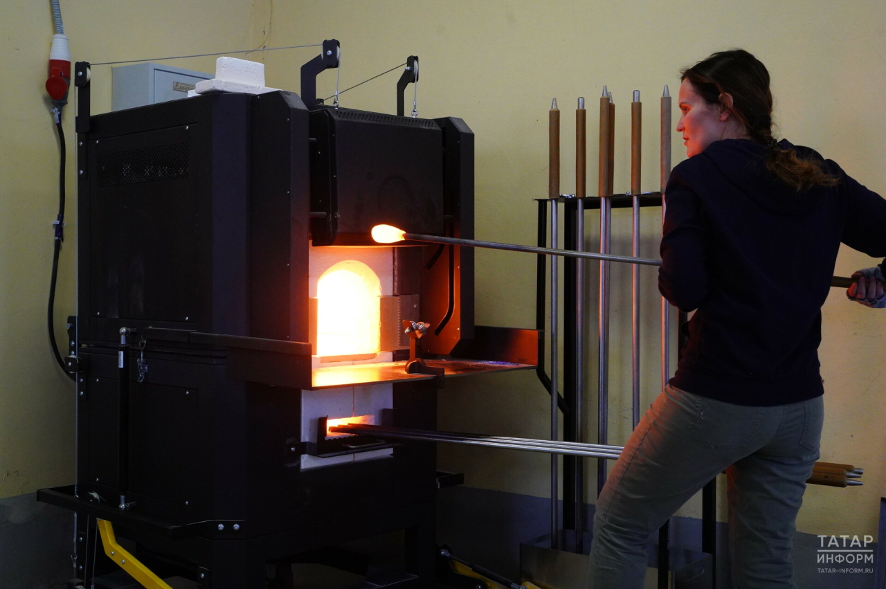 Как в жерле вулкана: Свияжск раскалил печь для мастер-классов по выдуванию ёлочных шаров