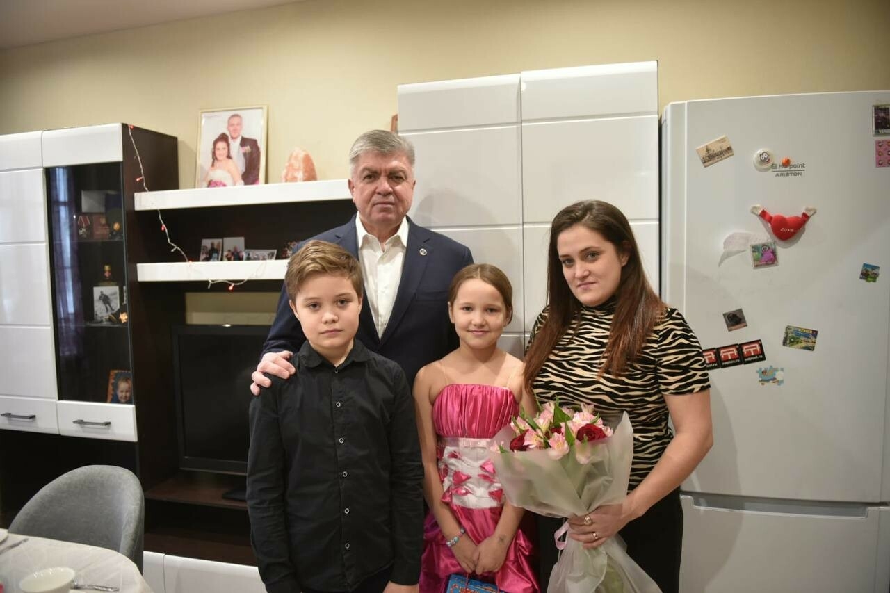 Мэр Челнов в преддверии Нового года вручил подарки семьям военнослужащих