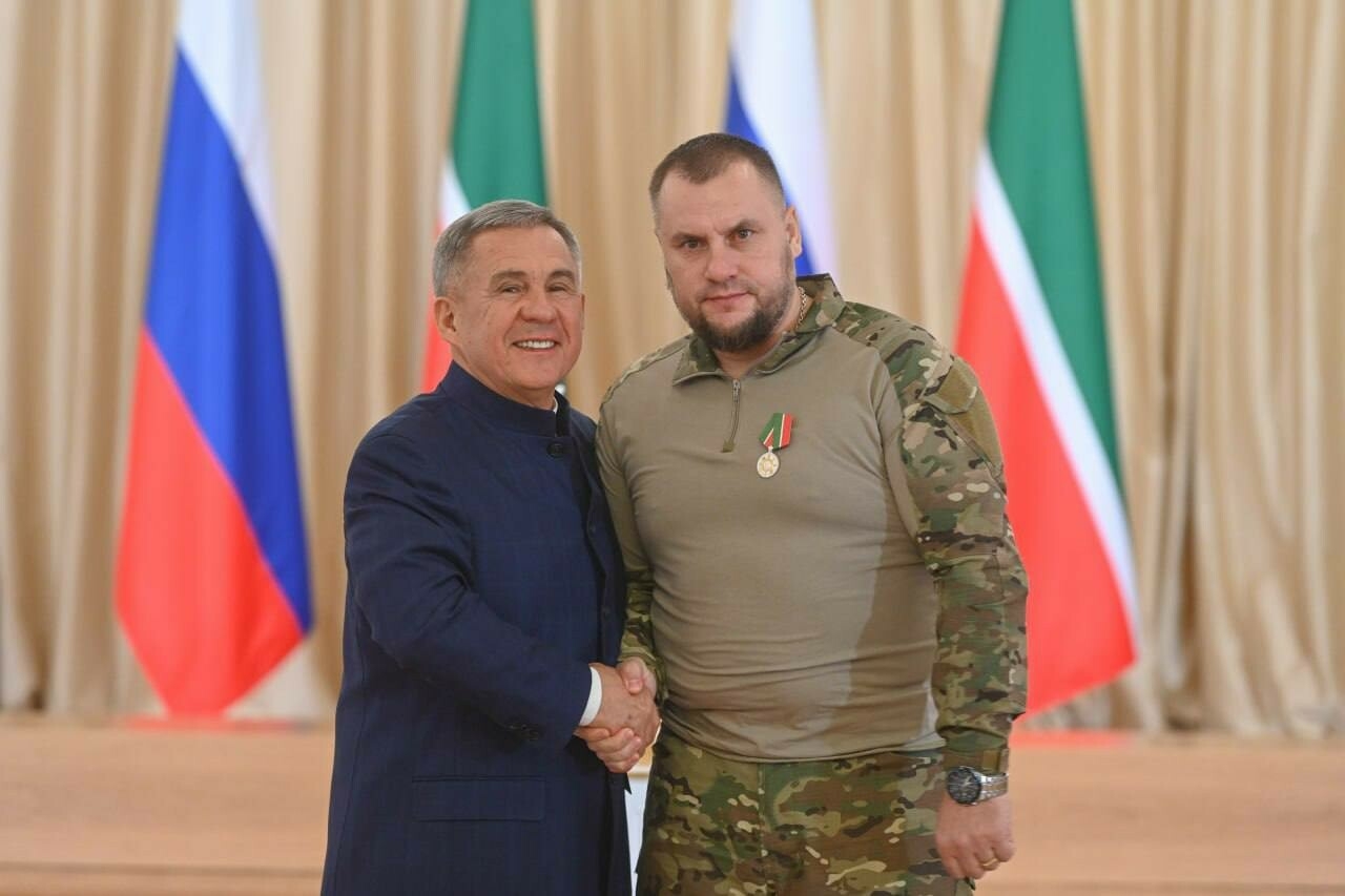 Рустам Минниханов наградил бойца СВО медалью ордена «За заслуги перед РТ»