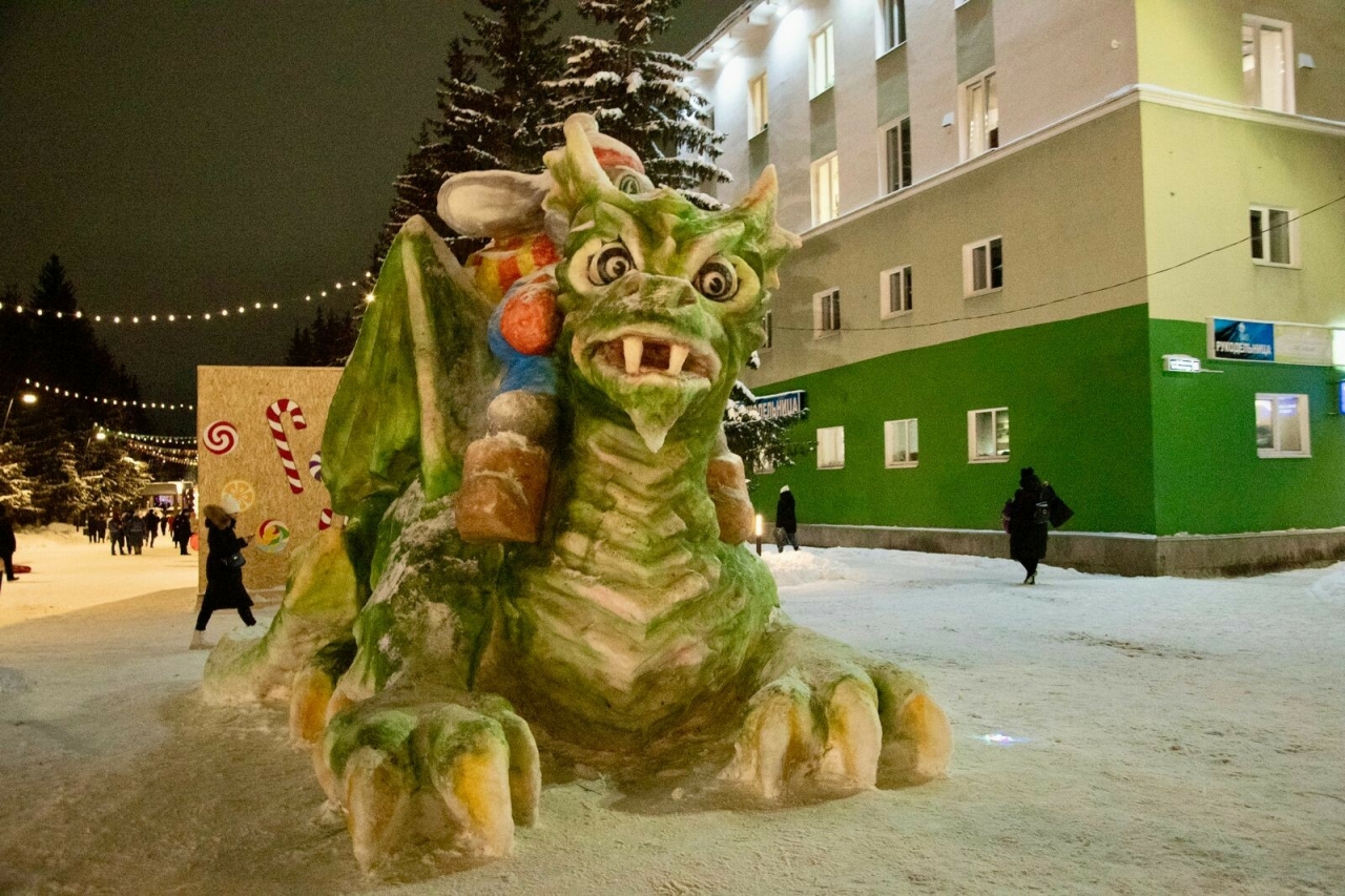 Для создания снежного дракона в Бугульме понадобилось 25 «КАМАЗов» снега