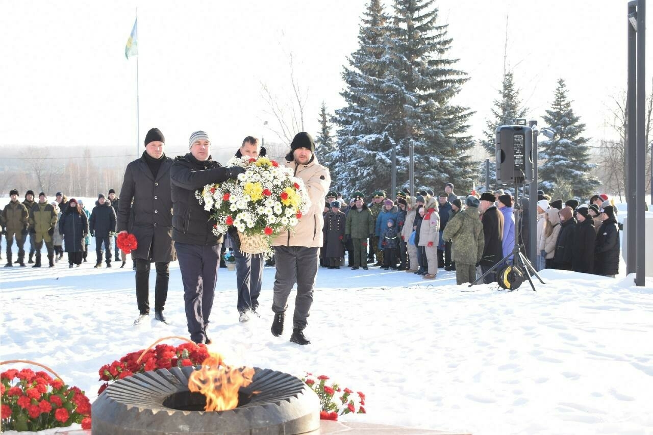 В День Неизвестного солдата в Нижнекамске возложили цветы к монументу Победы
