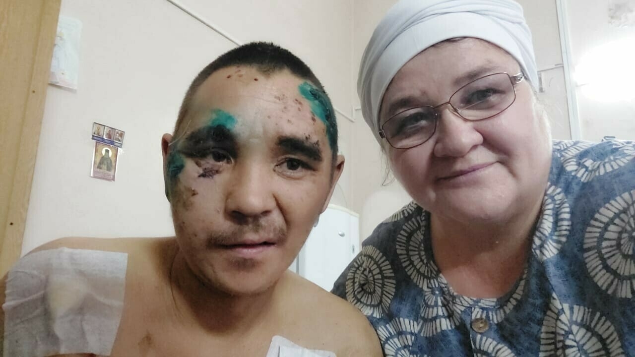 Навещавшая раненого бойца волонтер из Татарстана отвезет в Бурденко новогодние гостинцы