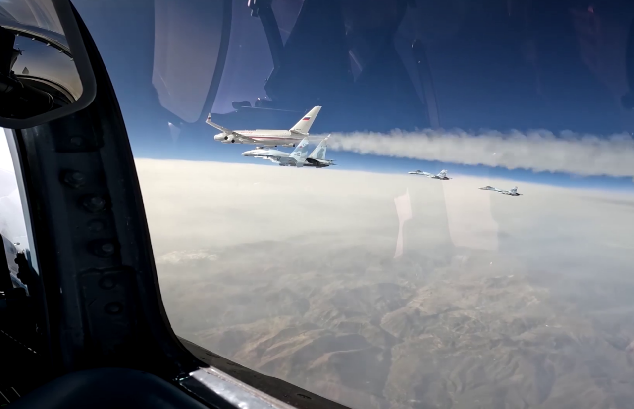 Минобороны опубликовало видео сопровождения истребителями самолета Путина в ОАЭ