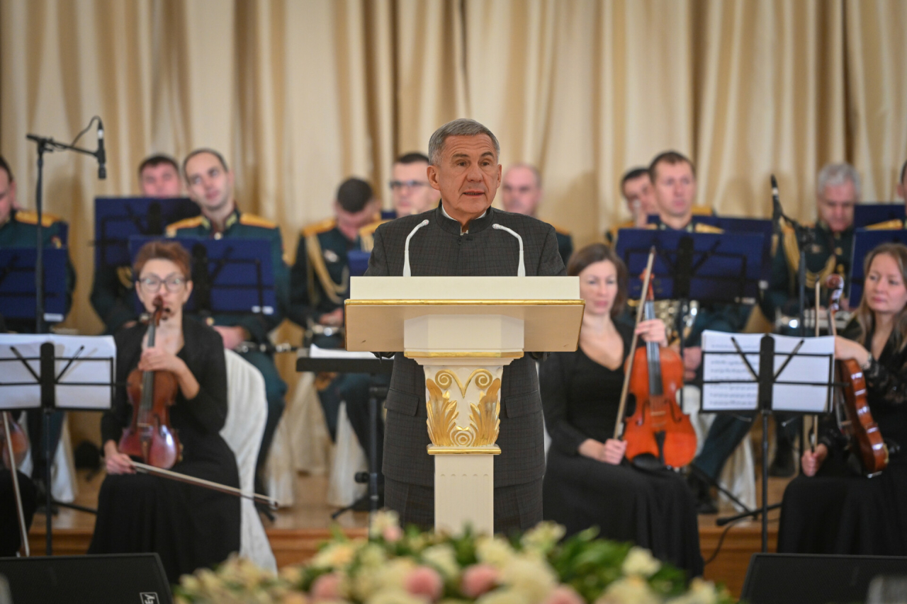 Минниханов на приеме ко Дню героев Отечества вручил госнаграды выдающимся татарстанцам