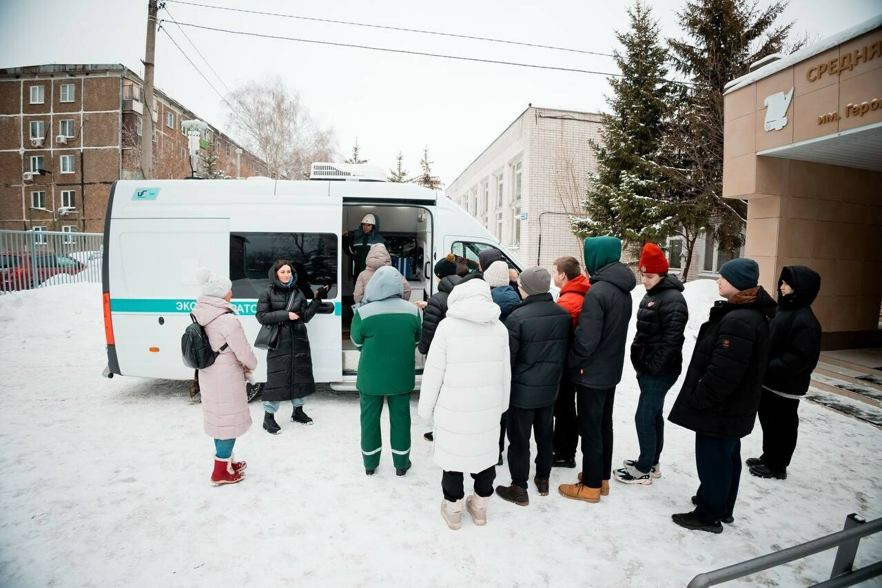 Казанским школьникам показали работу передвижной эколаборатории «Казаньоргсинтеза»