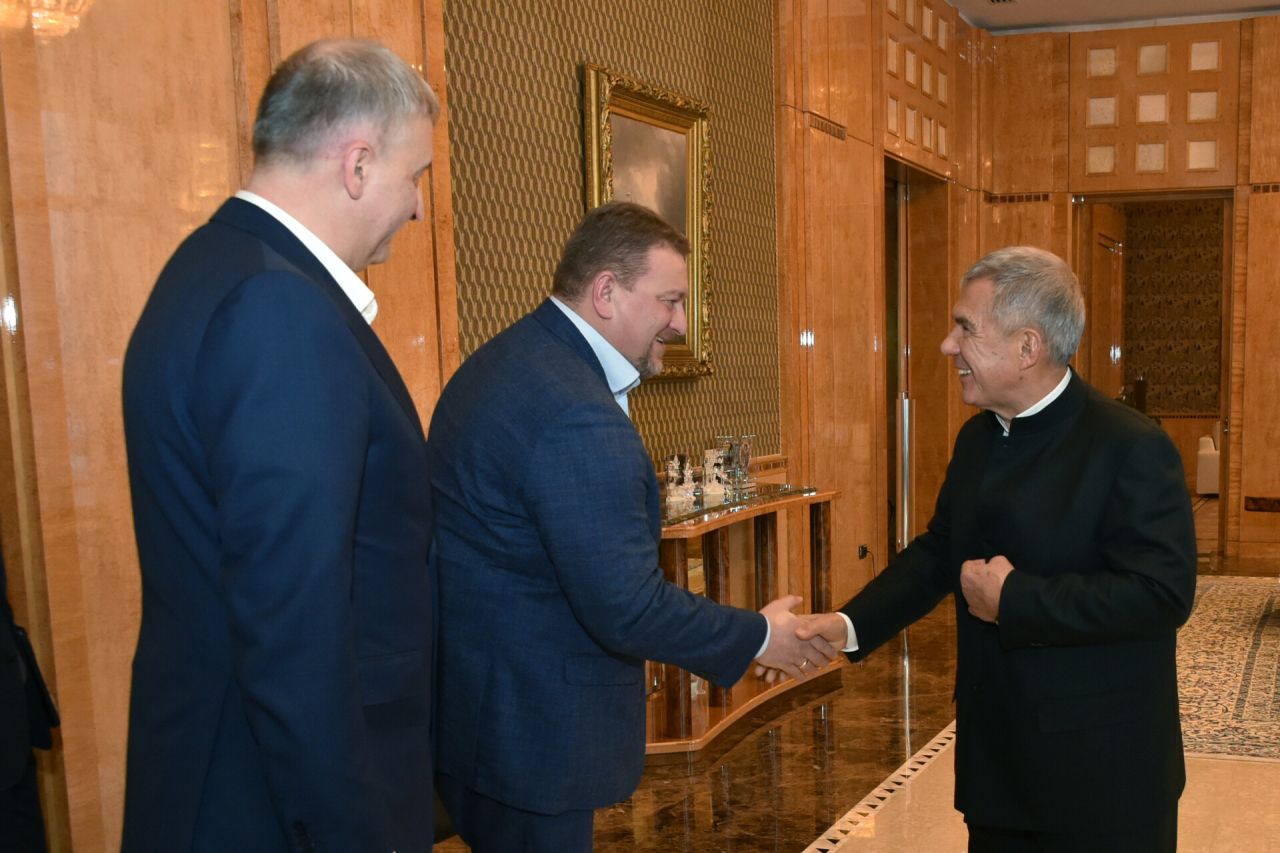 Минниханов обсудил развитие сотрудничества с руководством рембазы флота им. Куйбышева