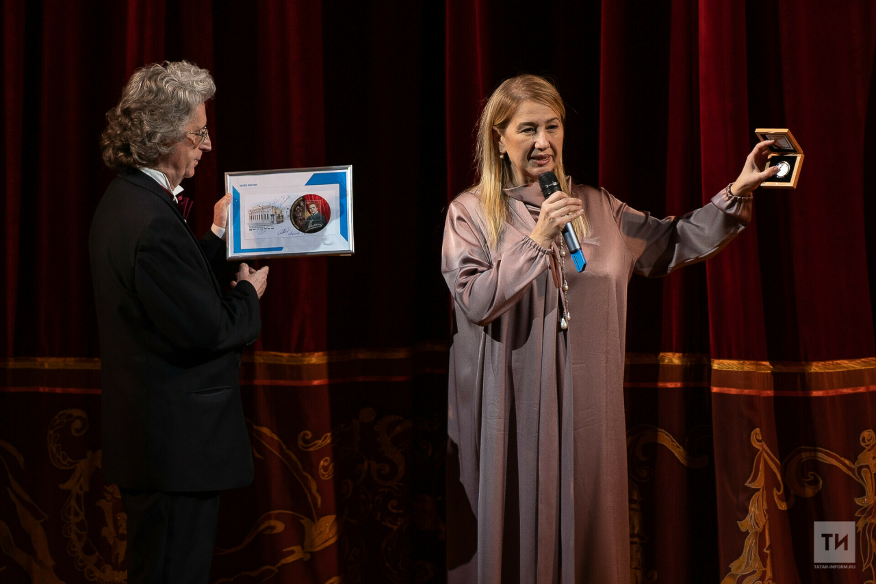 Заслуженный Годунов Татарстана: Минниханов удостоил медали солиста оперы Михаила Казакова