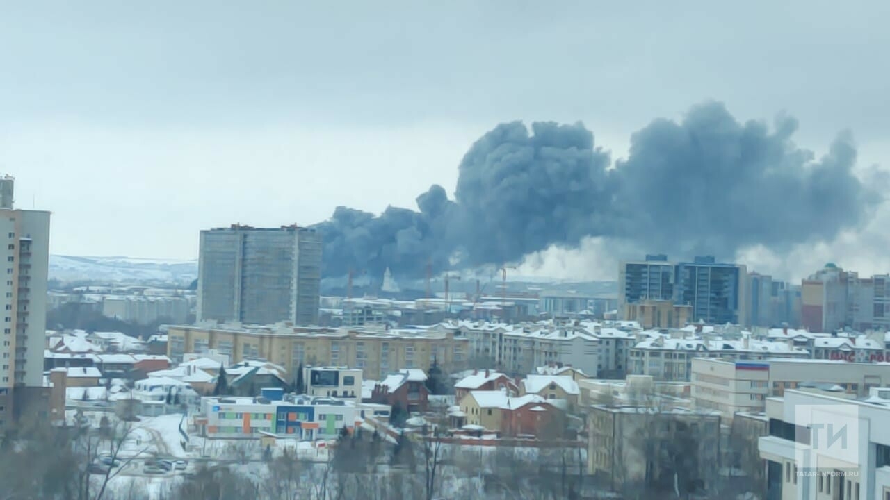 Казанцы сняли на видео черный дым в Кировском районе города