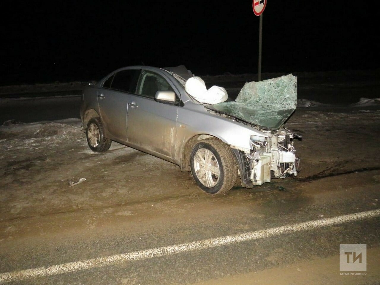 Водитель легковушки погиб, влетев на встречке в фургон на трассе М7 в Татарстане