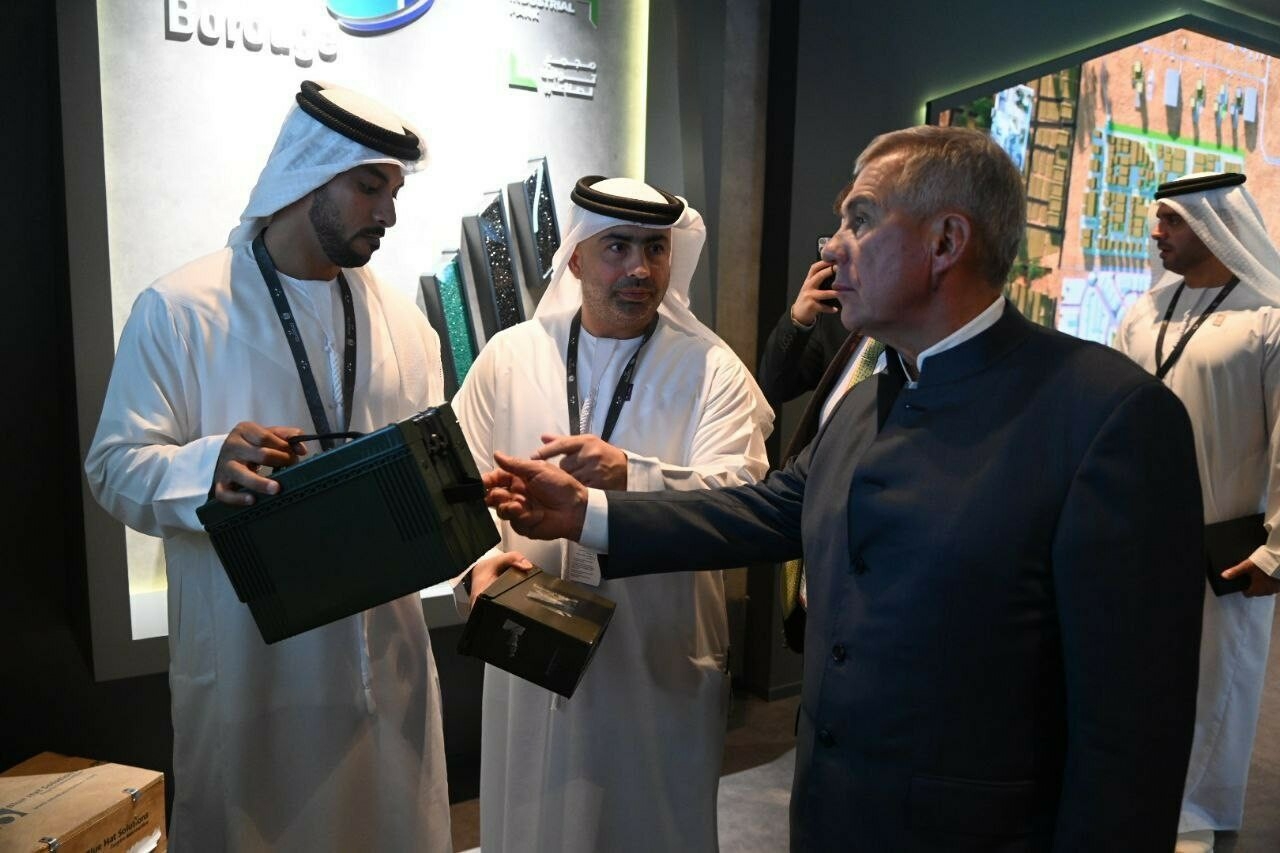 Минниханов посетил павильон Tawazun на выставке IDEX-2023 в Абу-Даби