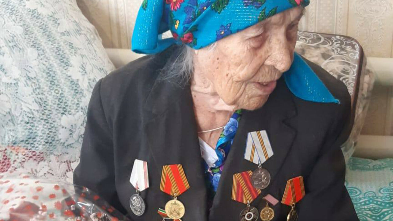Жительнице Буинского района Александре Крыловой исполнилось 100 лет