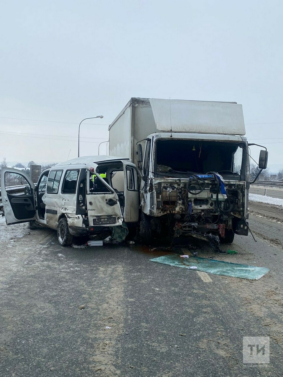 Женщина-водитель фургона погибла, врезавшись в фуру на трассе М7 в Татарстане