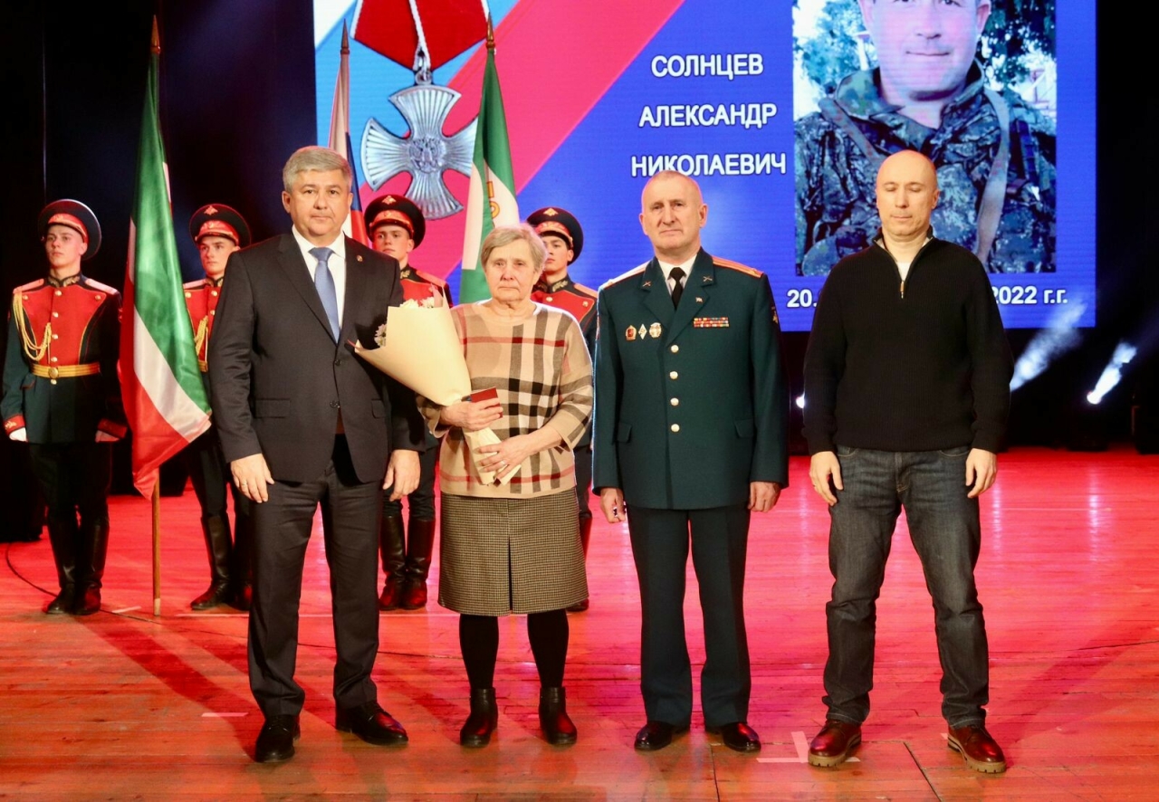 Мэр Зеленодольска вручил ордена Мужества матерям двух участников ...