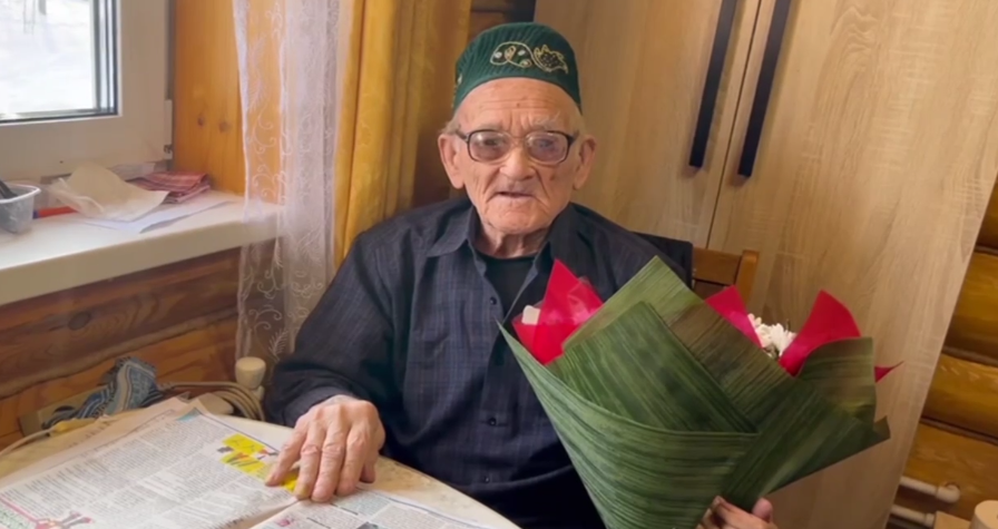 Продолжает писать стихи: лаишевцы поздравили столетнего ветерана Габдрахмана Сафина