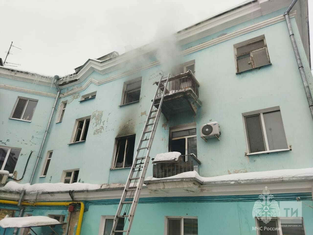 Из пожара в казанской трехэтажке через окно спасли мужчину и женщину