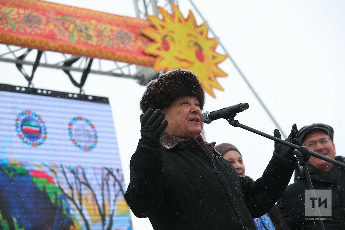 «Один из главных праздников Татарстана»: Мухаметшин посетил масленичные гулянья в Казани