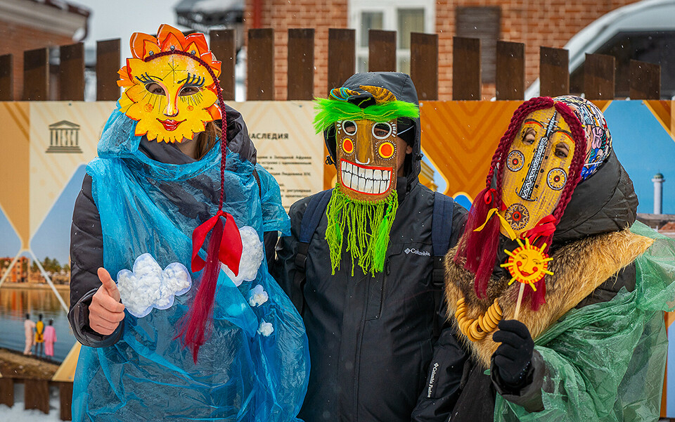 «Огненное шоу и карнавальное шествие»: Масленица в Свияжске собрала тысячи гостей
