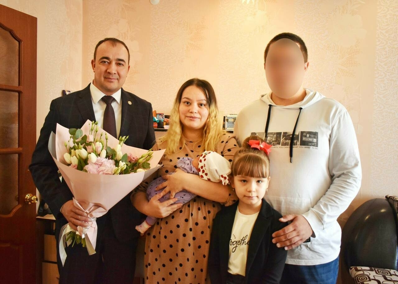 Глава Буинска навестил семьи мобилизованных, в которых появились новорожденные