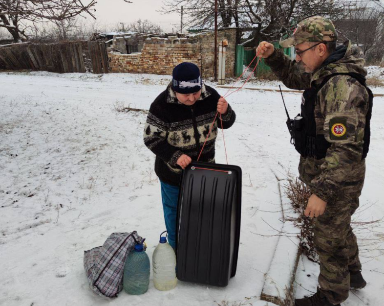 Команда Гатина в Лисичанске обеспечивает жителей ледянками для провоза ноши и воды