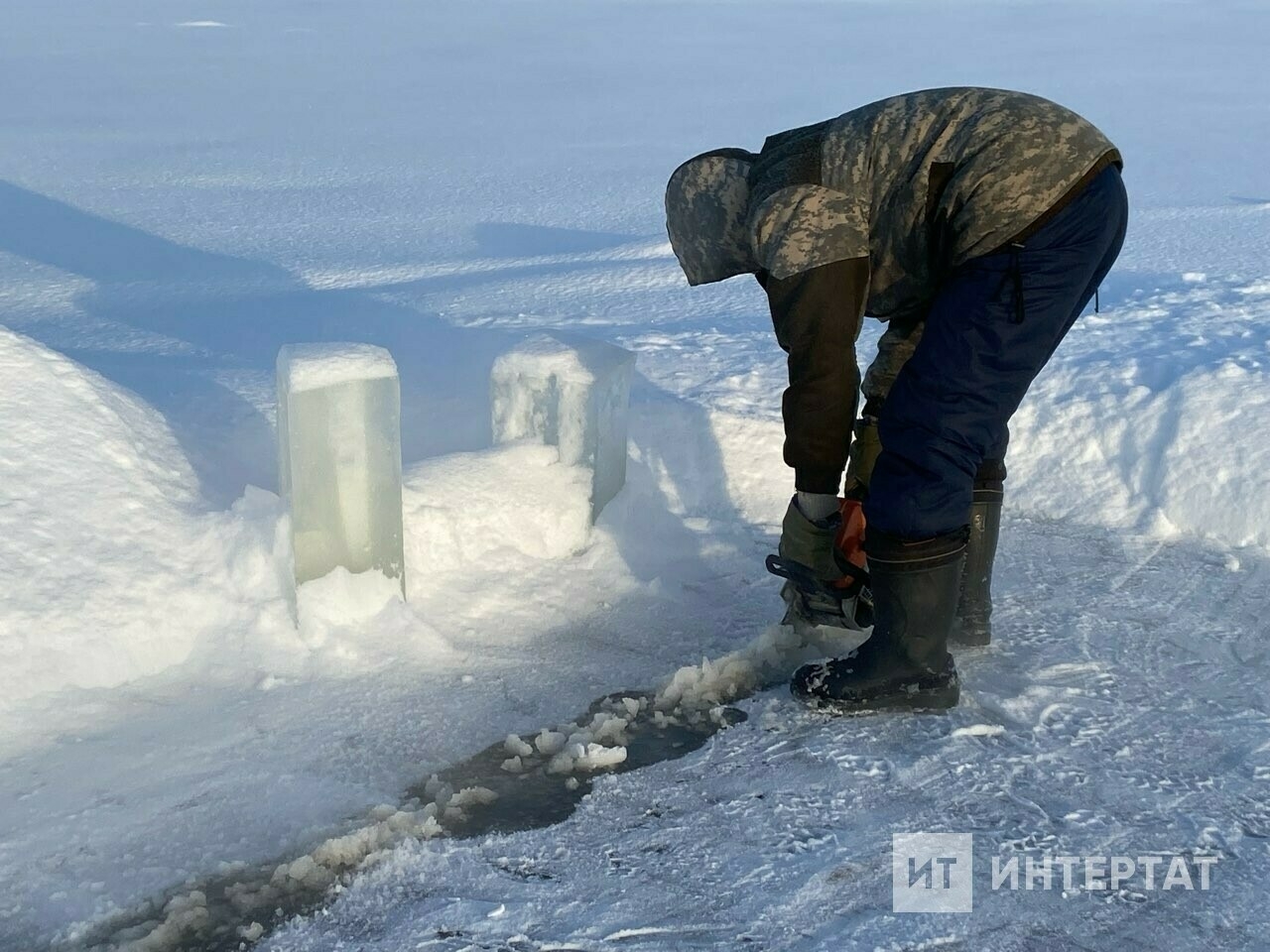 Работать круглый год, чтобы выжить: как и для чего в деревнях Якутии заготавливают лед
