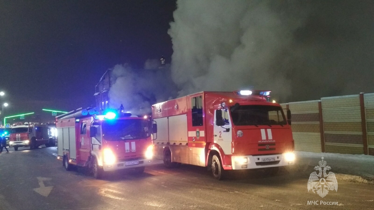 Летнее кафе сгорело ночью в центре Казани