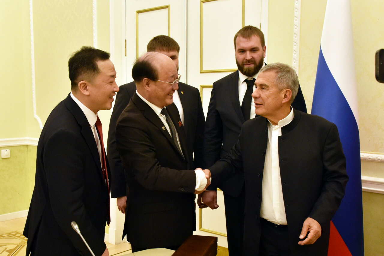 Минниханов встретился в Казани с послом КНДР в России