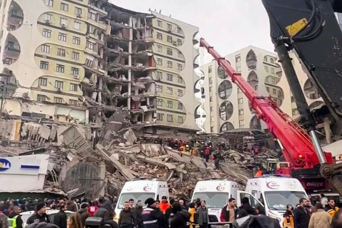 Число жертв землетрясения в Турции достигло 6,2 тыс. человек