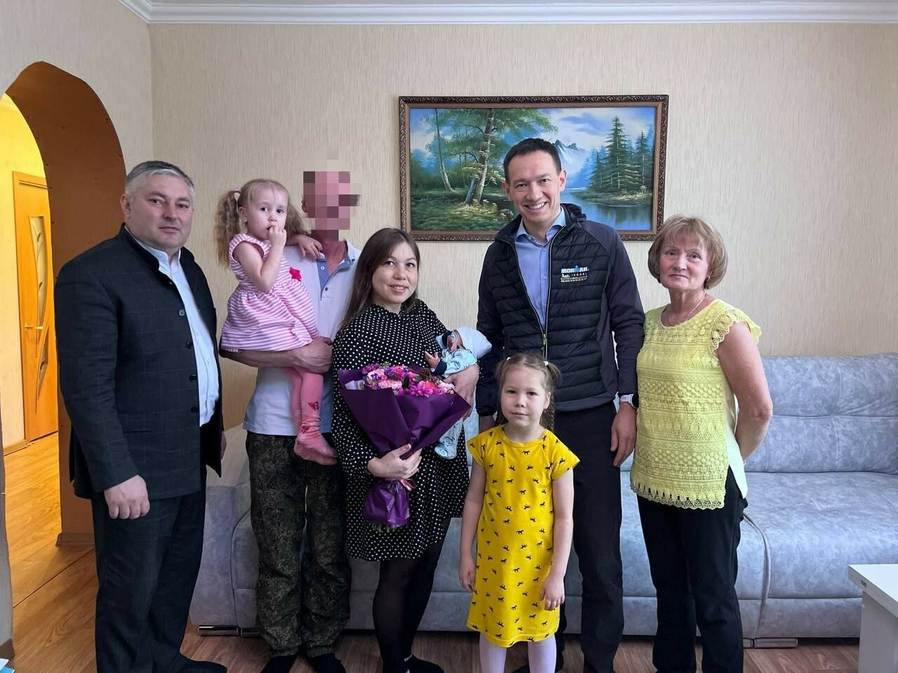 Тимур Нагуманов поздравил семью военнослужащего с рождением ребенка