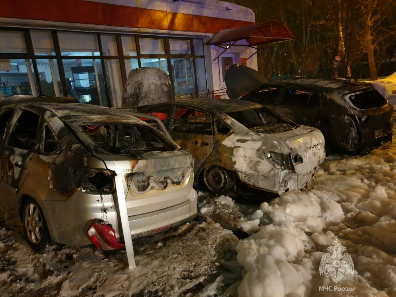 Ночью на Гудованцева в Казани подожгли несколько авто