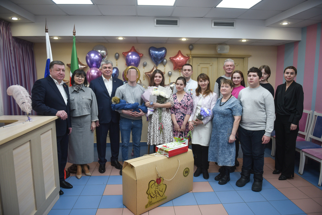 Мэр Челнов поздравил семью военнослужащего с рождением сына