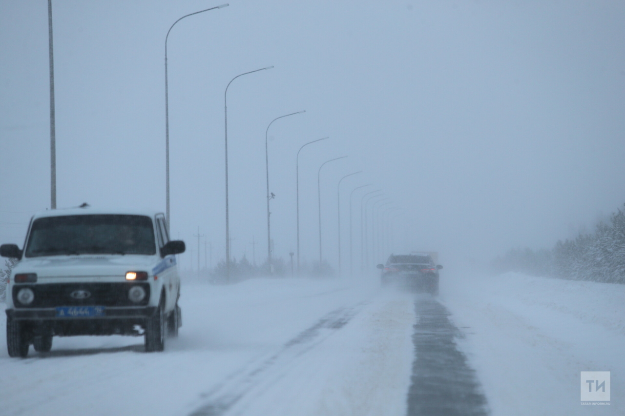 Из-за сильного ветра и метелей водителей Татарстана просят соблюдать особую осторожность