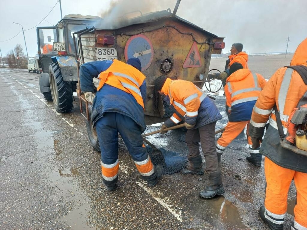 На региональных автодорогах в Татарстане начался ямочный ремонт