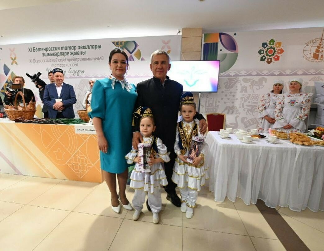 Минниханов поделился фотографиями со съезда сельских предпринимателей в Казани
