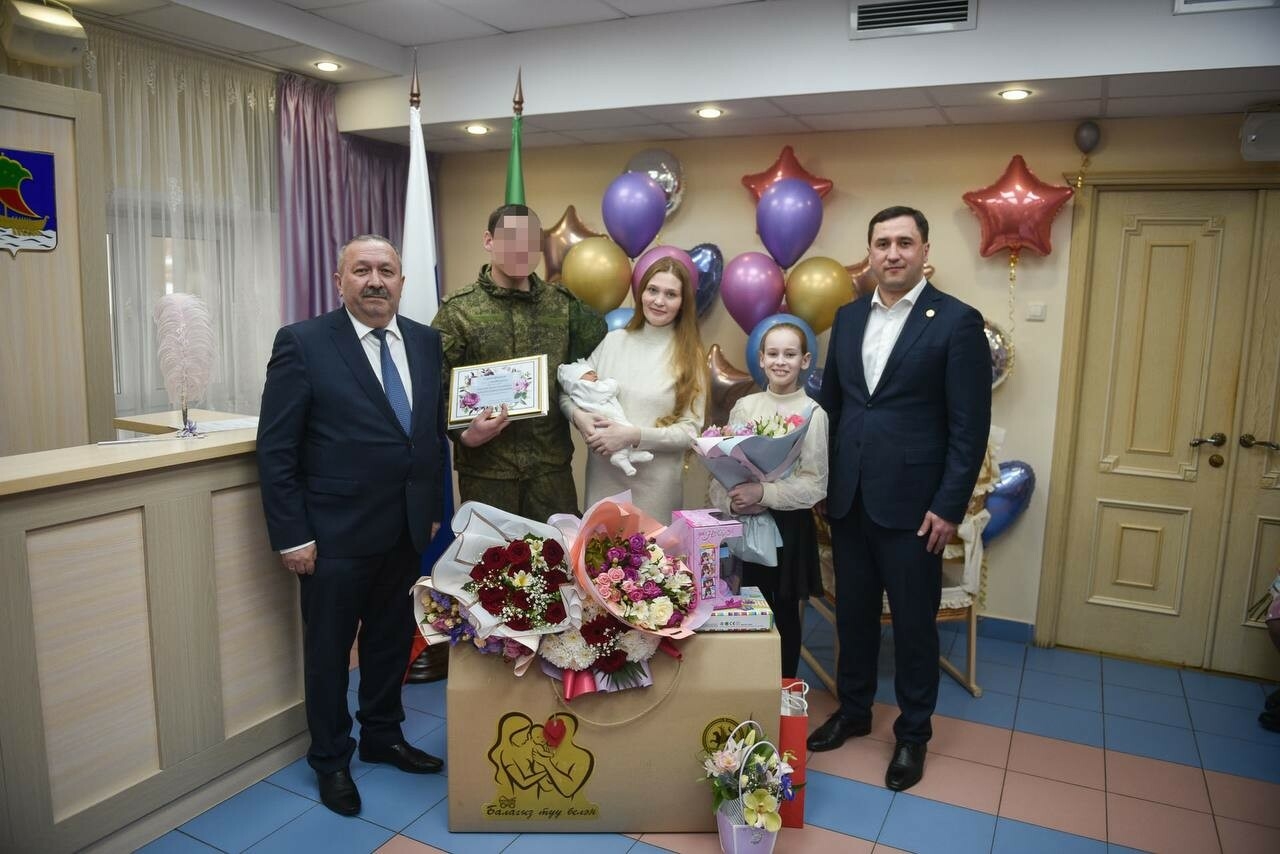 Исполком Челнов поздравил две семьи военнослужащих с рождением детей