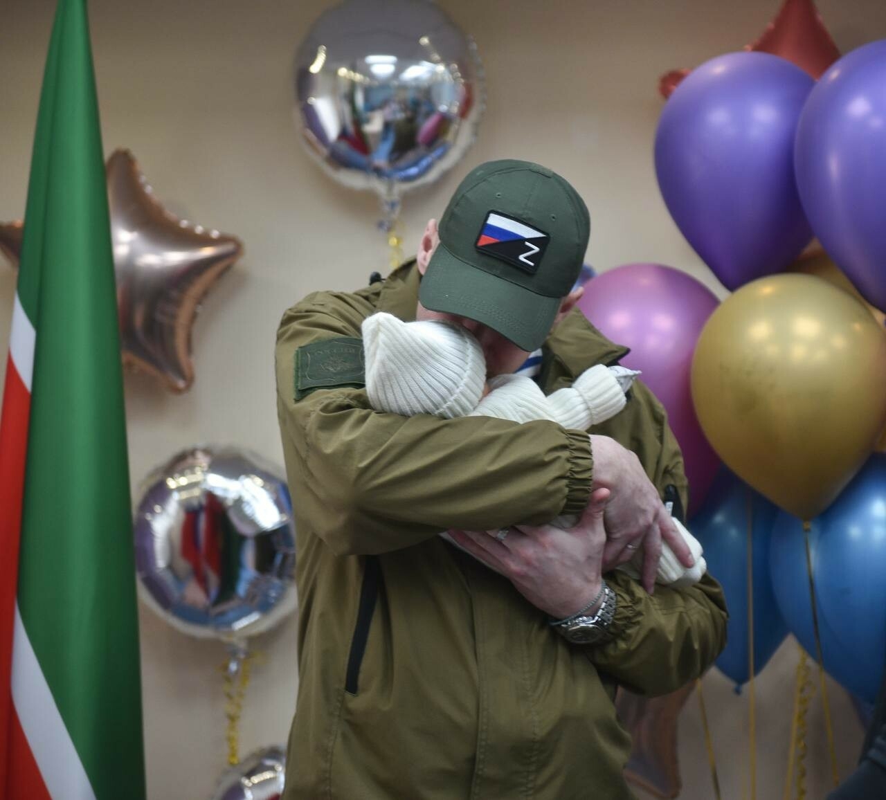 Глава исполкома Челнов поздравил семью военнослужащего с рождением дочери