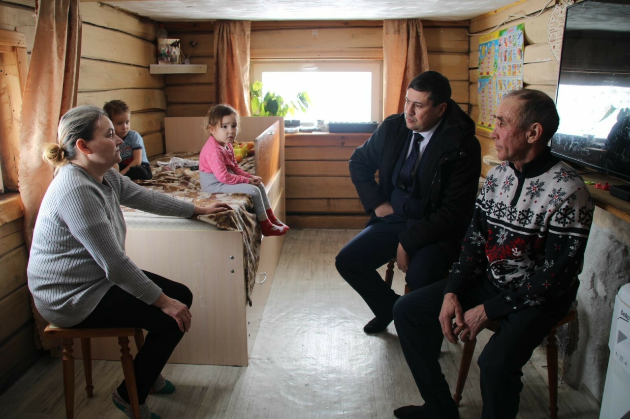 Семье из Татарстана, которая живет в бане с четырьмя детьми, проведут газ в доме