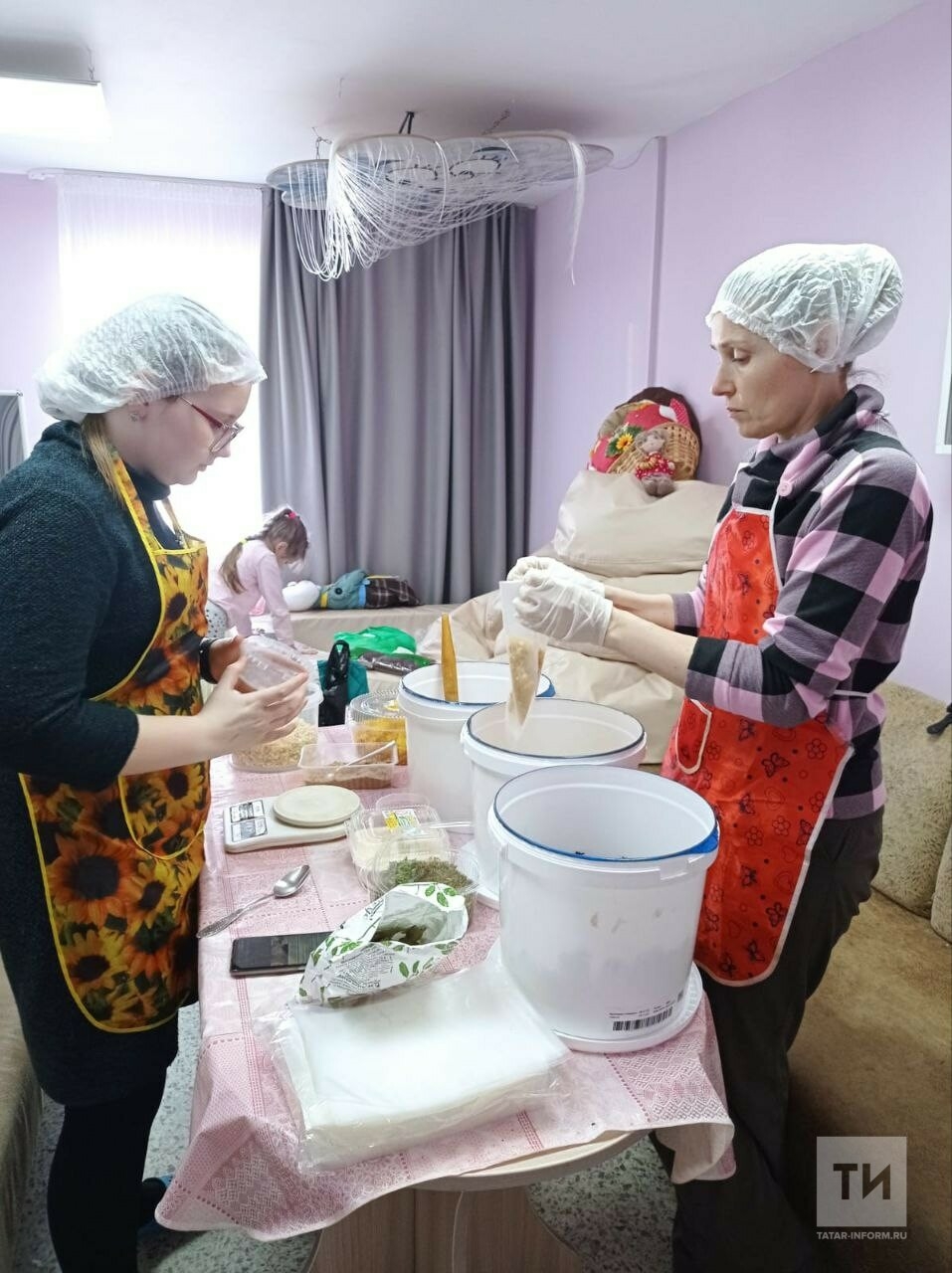 В Елабуге волонтеры изготавливают супы быстрого приготовления для бойцов СВО