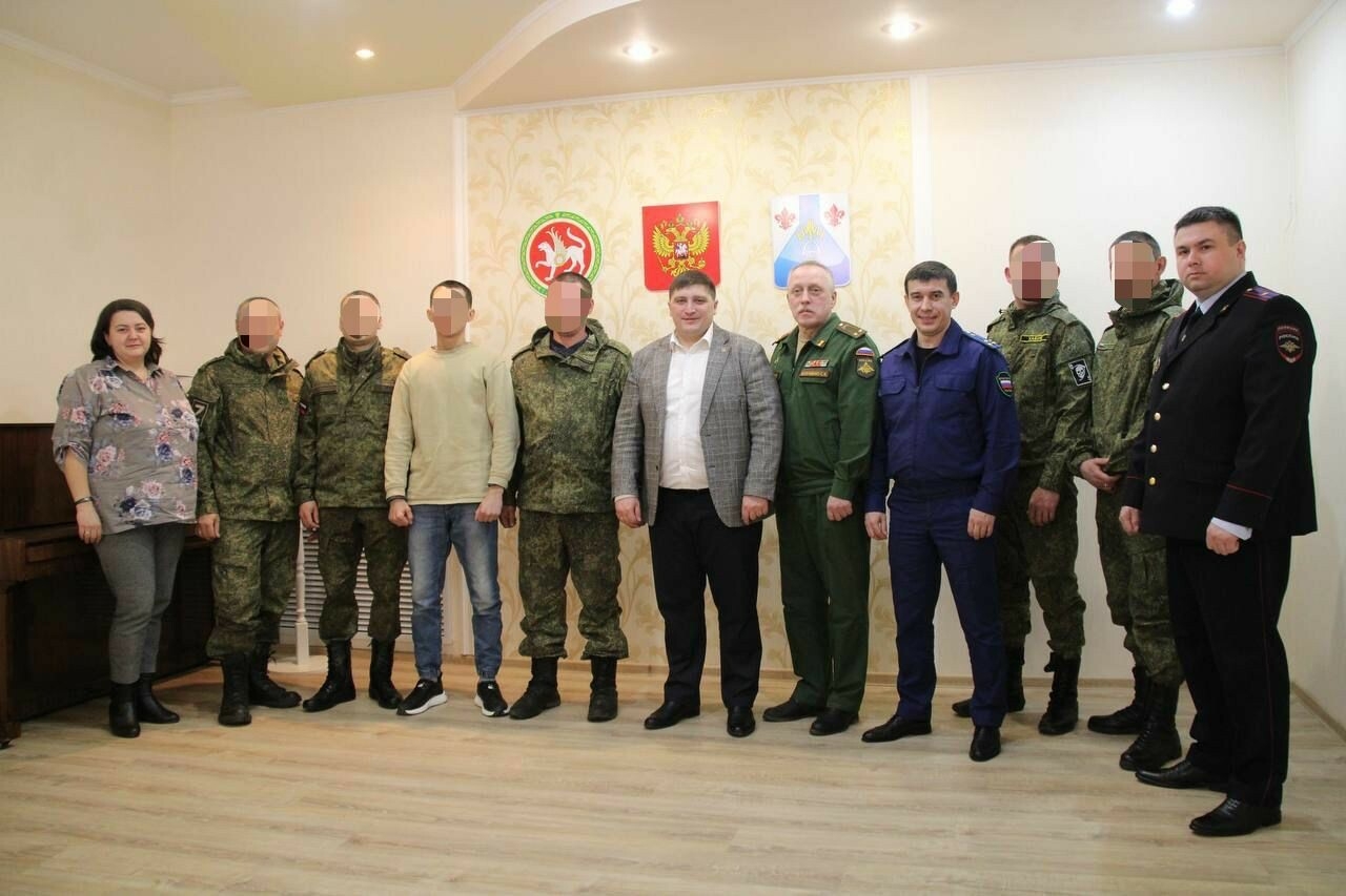 «Вы — герои»: Беляев встретился с бойцами СВО, прибывшими на побывку в Менделеевск