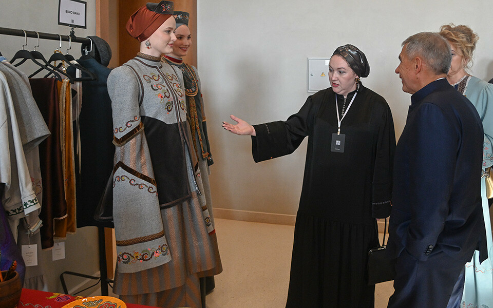 «Три платья сошьете – одно министр наденет»: народные промыслы поставят на поток