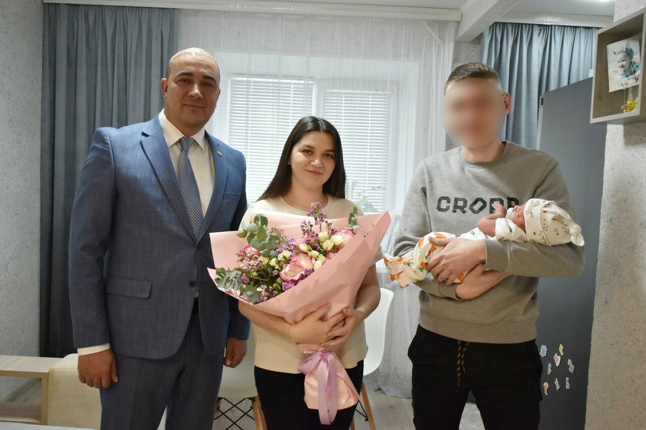 Глава Буинского района навестил приехавшего в отпуск бойца, у которого родился сын