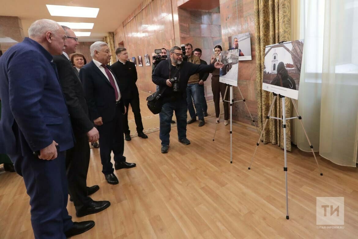 Фарид Мухаметшин посетил фотовыставку «Татар-информа» о жизни в Донбассе