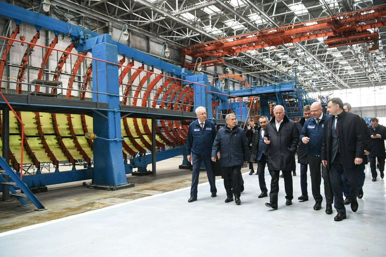 Минниханов и Чемезов посетили Казанский авиазавод и Казанский вертолетный завод