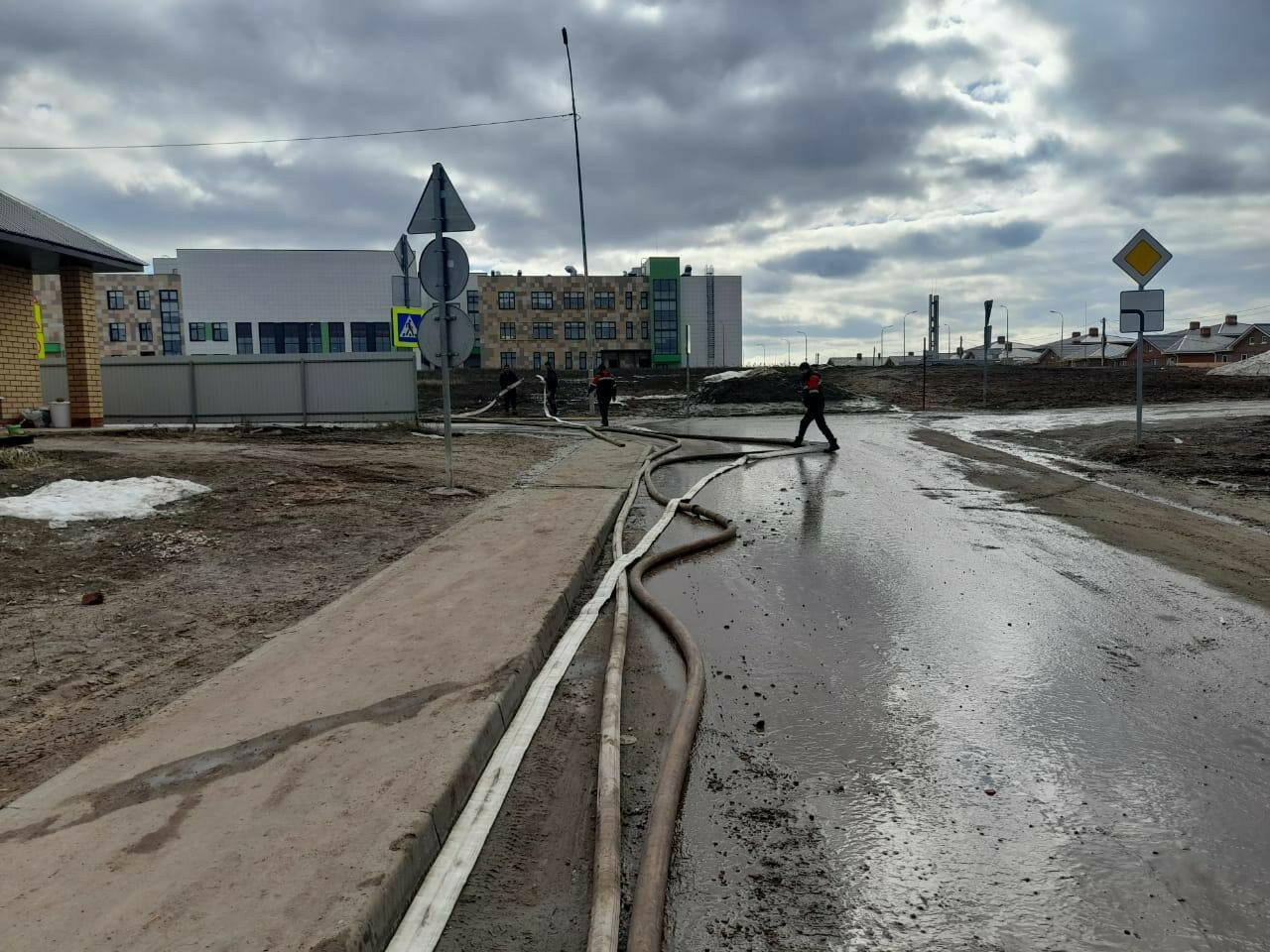 В Куюках усилена работа по откачке воды с затопленной улицы