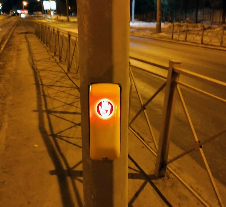 На казанских светофорах восстановили сенсорные кнопки для пешеходов