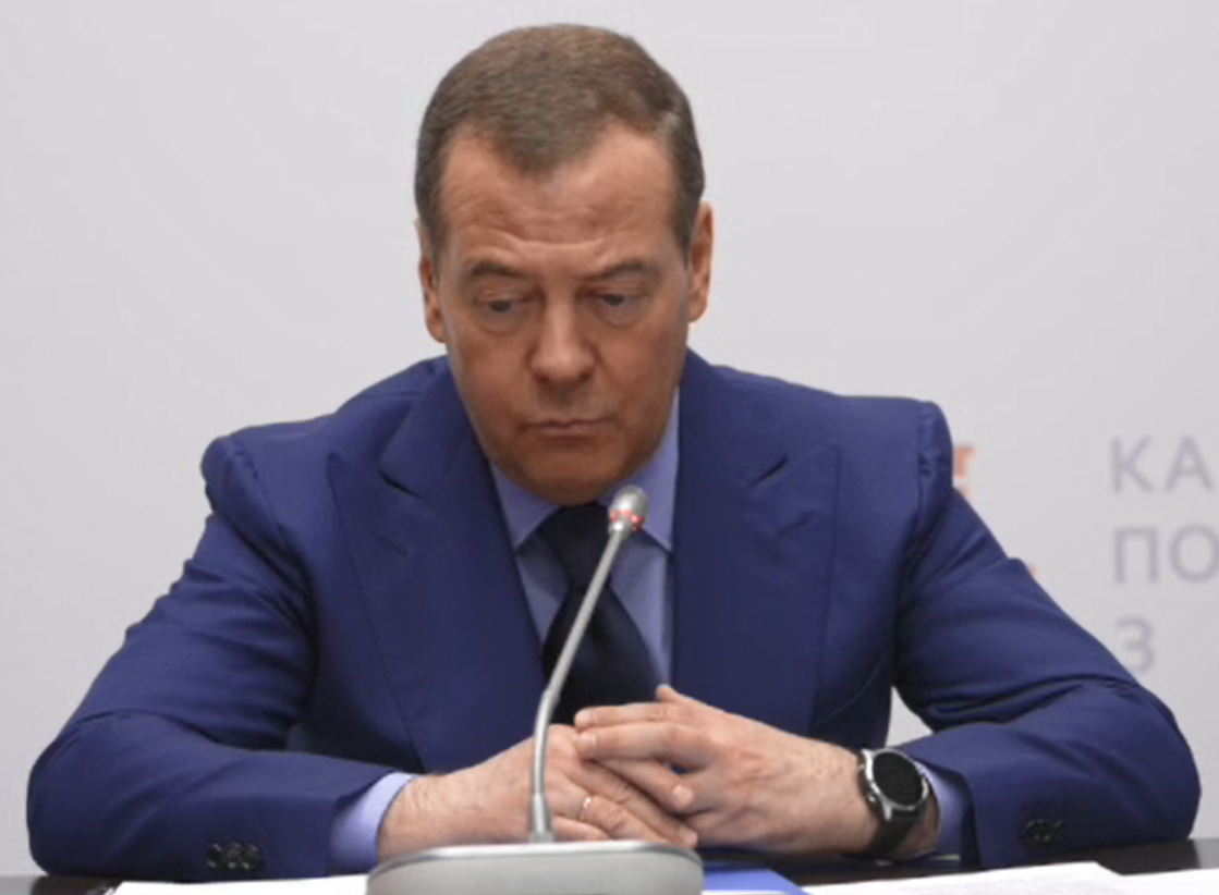 Медведев в Казани обсудил с главами регионов ПФО набор контрактников