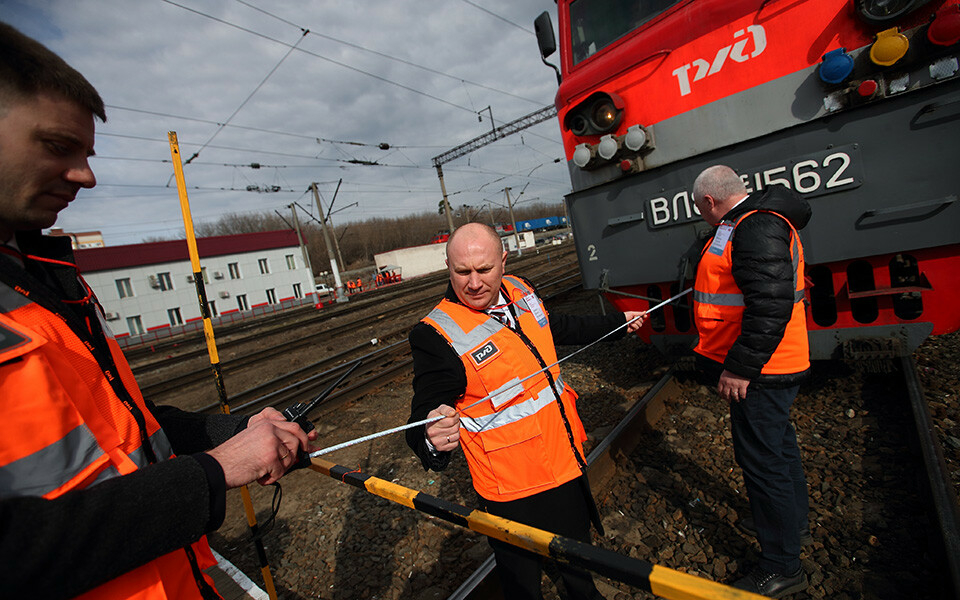Железнодорожные маневры: зачем машинисты поезда ставят стакан между локомотивом и вагоном