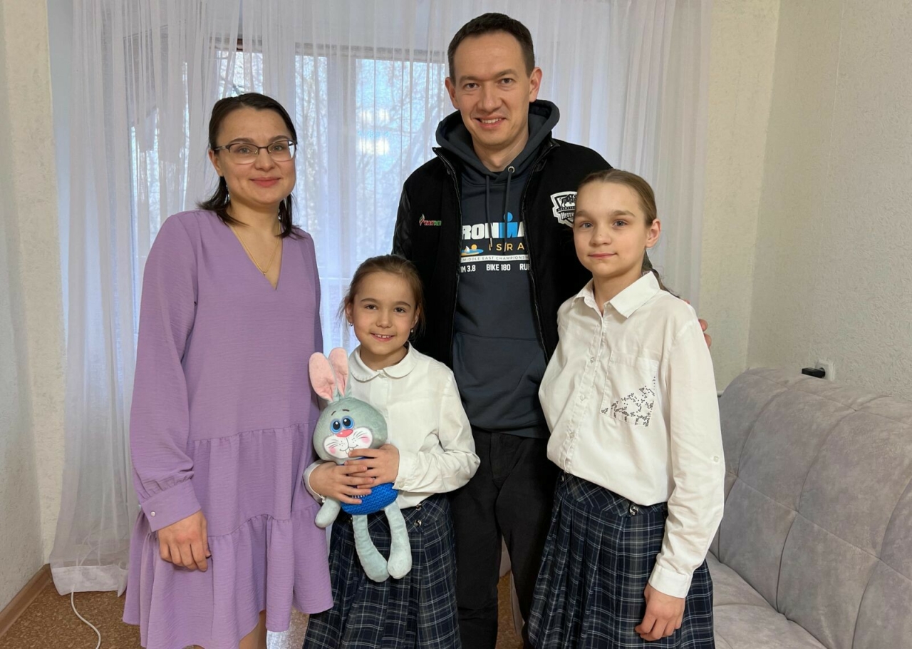 Мэр Альметьевска навестил с подарками девочку, которая убирала мусор в своем дворе