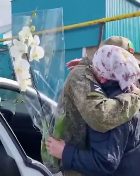 Военнослужащий из Буинска приехал к маме с белыми орхидеями и благодарностью командира