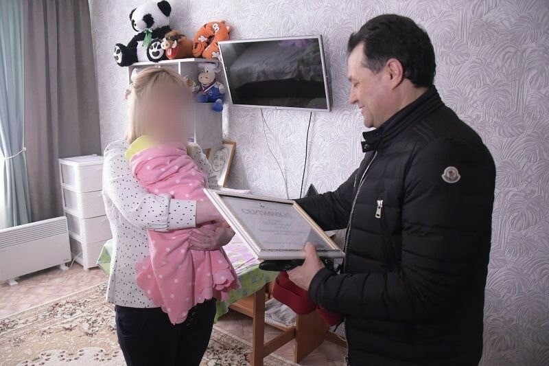 Глава Елабуги вручил сертификат и подарки жене военнослужащего на рождение дочери