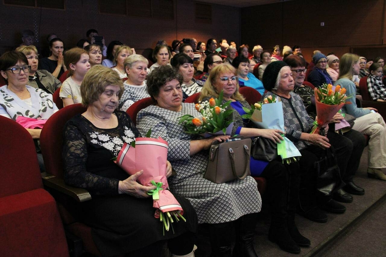 Матерям погибших военнослужащих в Менделеевске вручили цветы к 8 Марта